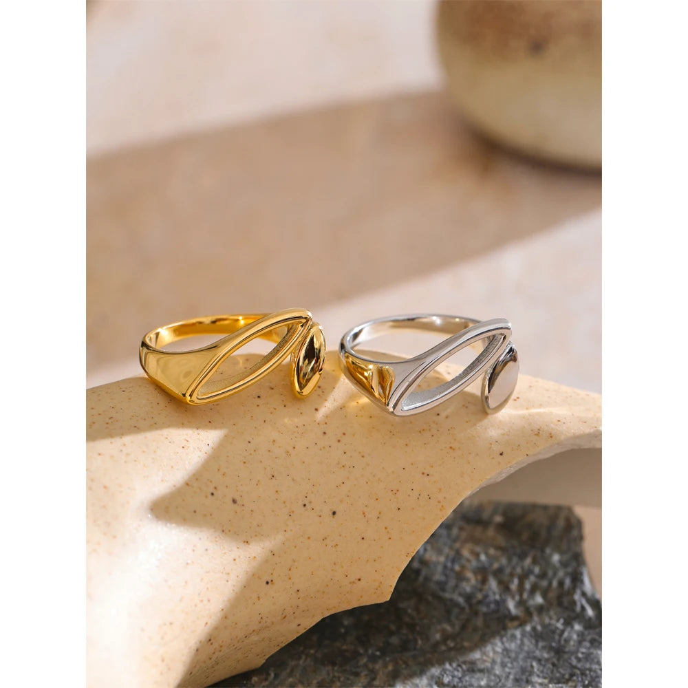 Distinctive Geometric Ring