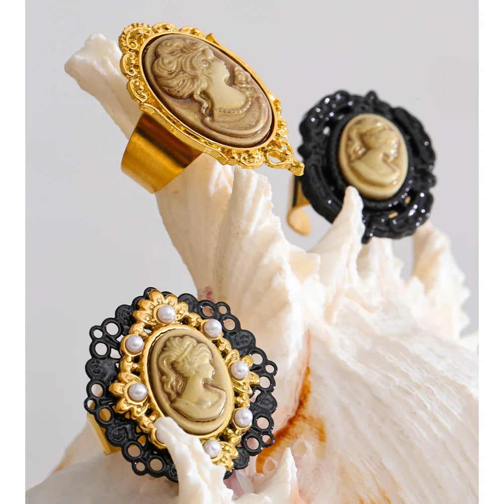 Exclusive Resin Pearls Portrait Oval Ring