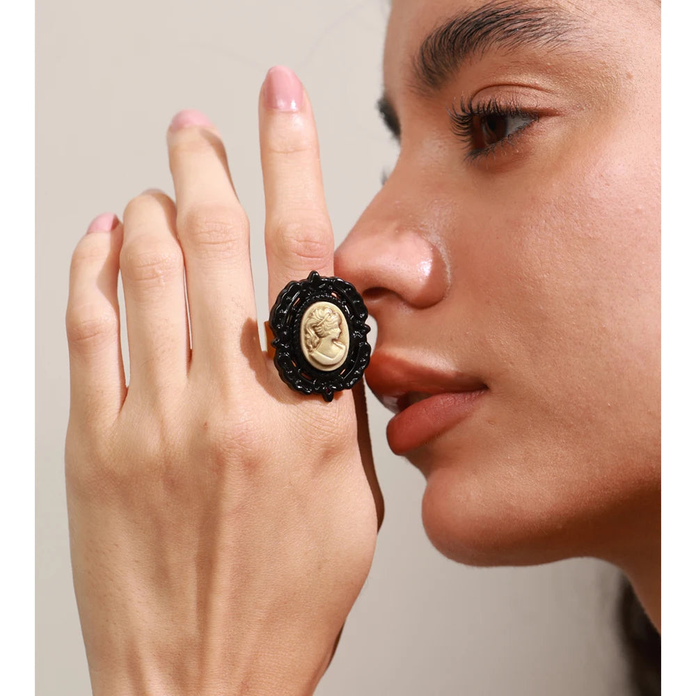 Exclusive Resin Pearls Portrait Oval Ring