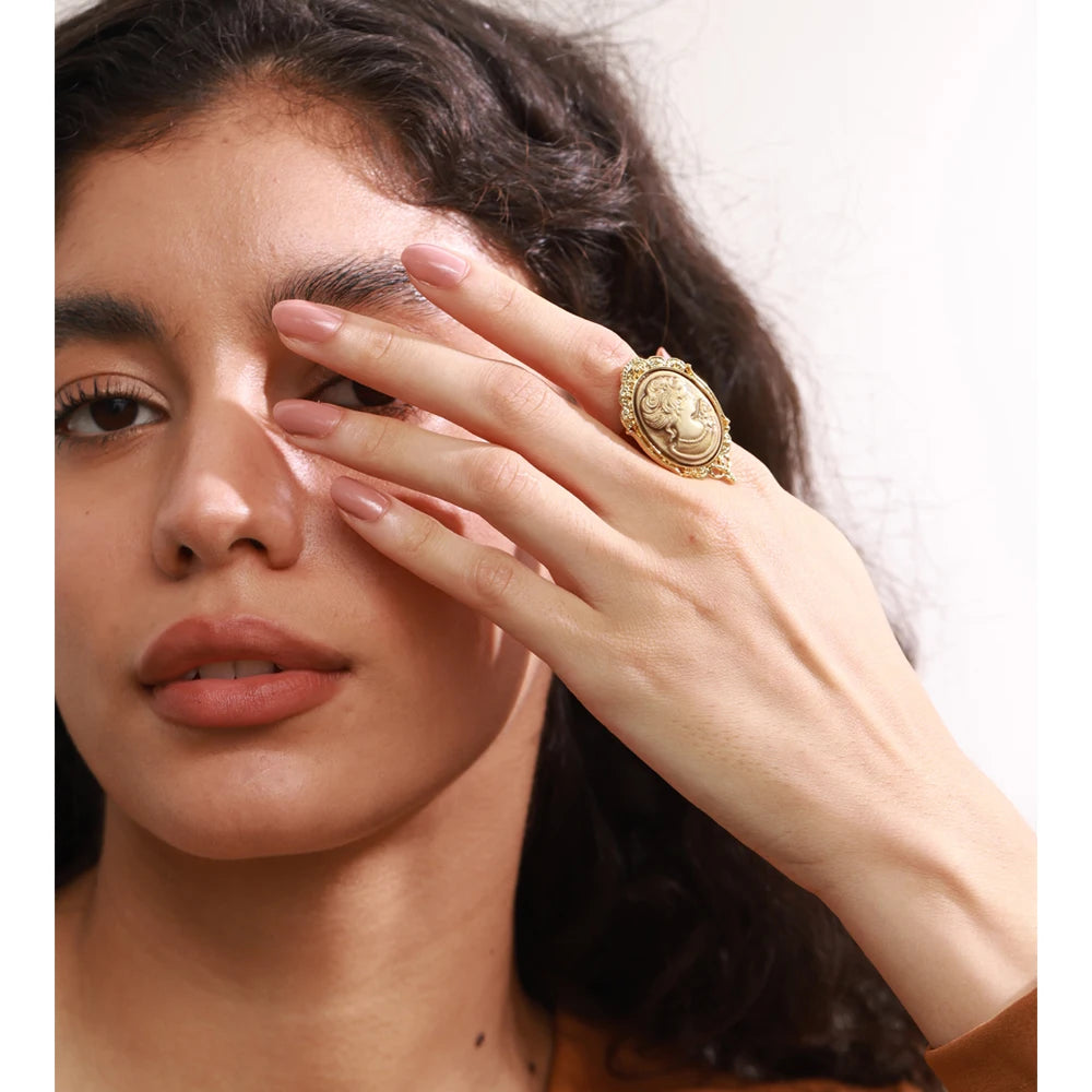 Exclusive Resin Pearls Portrait Oval Ring