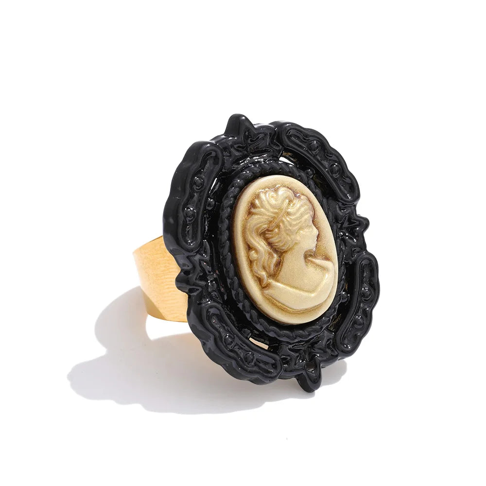 Exclusive Resin Pearls Portrait Oval Ring